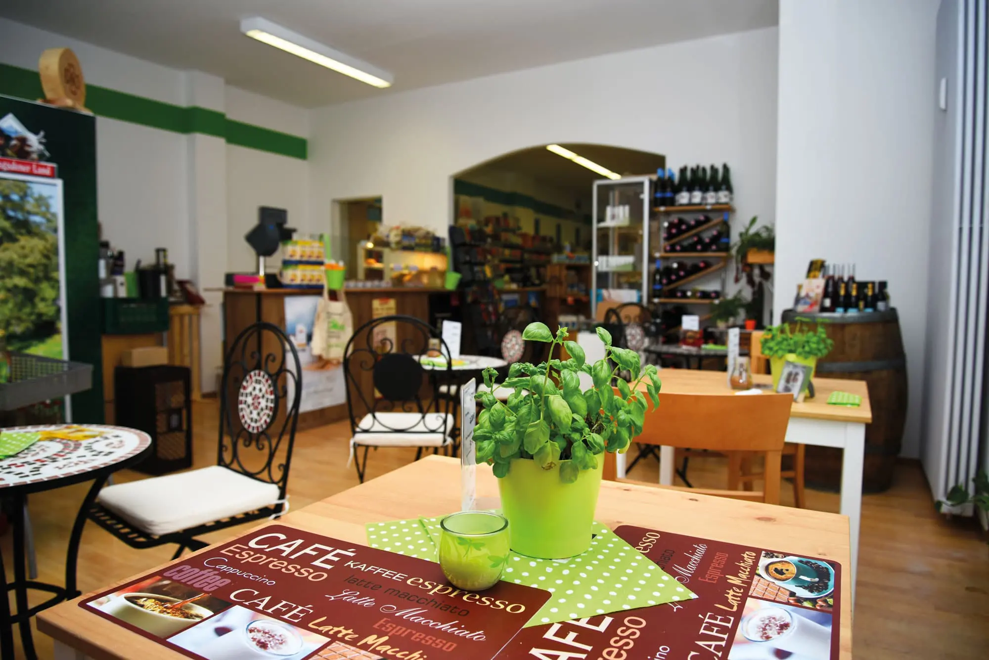 Das Café im Bioladen Freilassing lädt zum Verweilen und Genießen ein. Das Café im Bioladen Freilassing lädt zum Verweilen und Genießen ein.